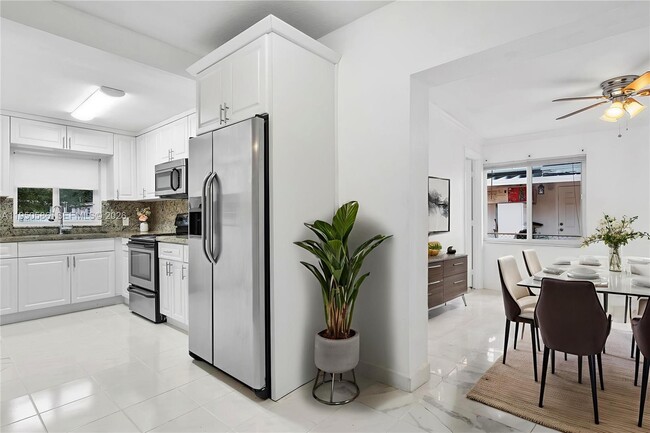 Building Photo - 934 E 22nd St