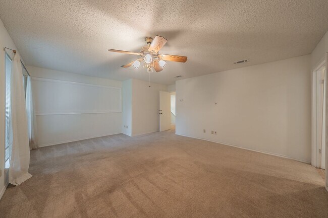 Building Photo - Amazing Townhome