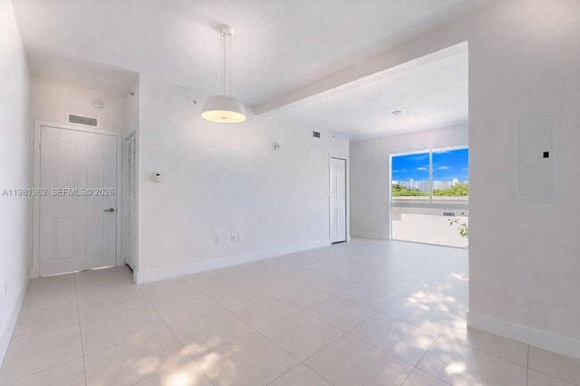 Building Photo - 519 SW 5th Ave