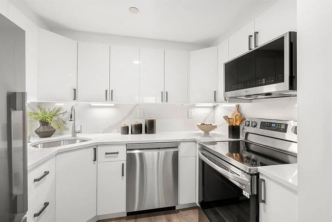 Building Photo - Sunny large 1 bedroom 1 bath condo