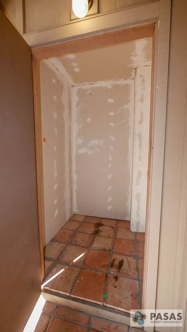 Building Photo - 2nd Floor 3 bed/2 bath Condo!