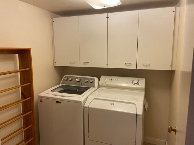 Building Photo - Spacious Riverhill Townhome