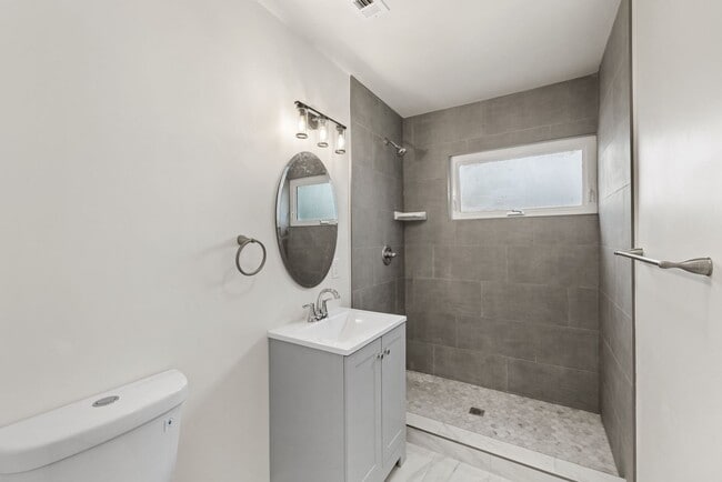 Building Photo - Nice 5 bedroom house on Ewing!