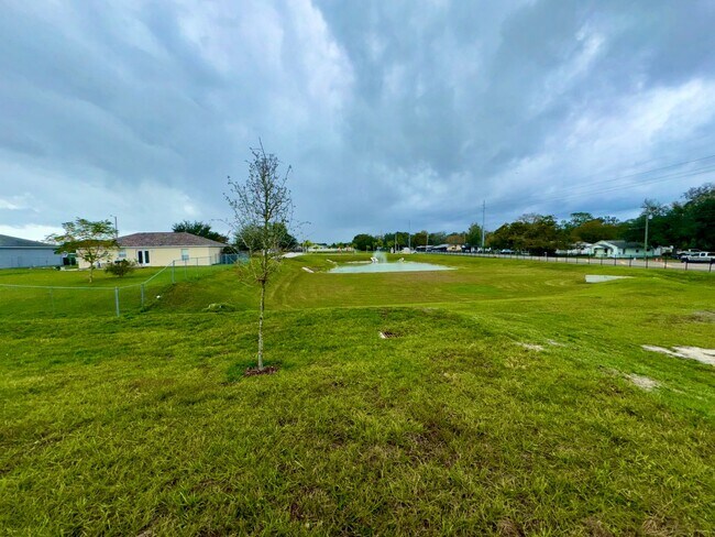 Building Photo - Three Bedroom Home in Winter Haven For Rent!