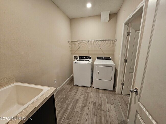 Building Photo - 6864 Crosby Falls Dr