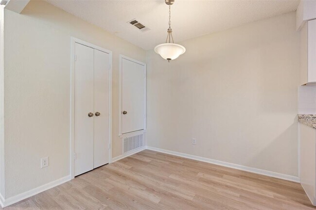Building Photo - 608 Country Aire Dr