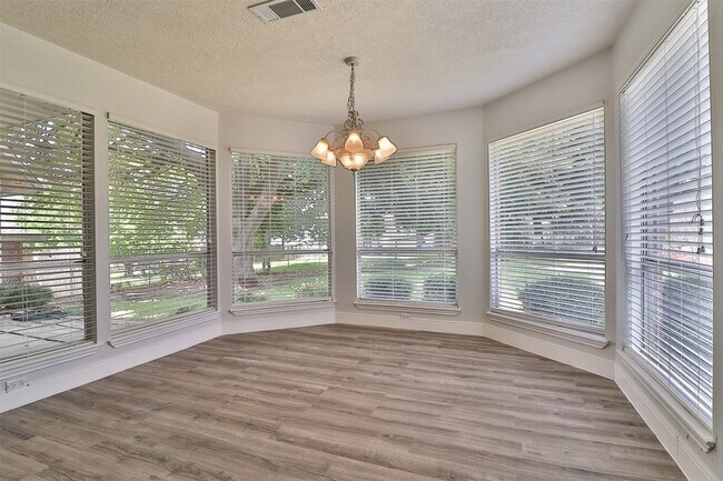 Building Photo - 10910 Scenic Dr