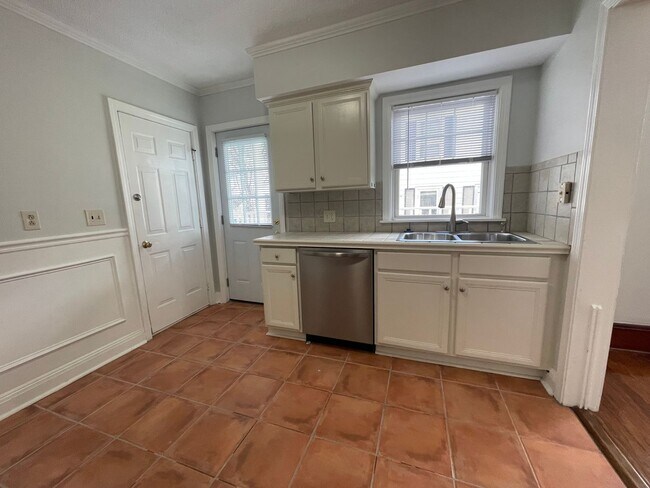 Building Photo - 25 S Onota St