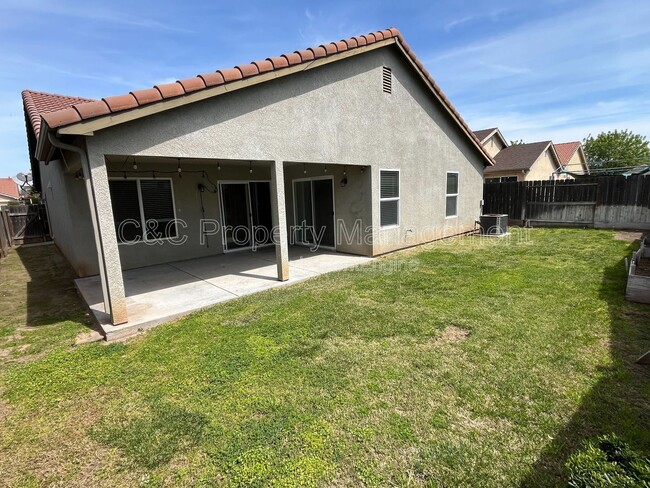 Building Photo - 2073 Solis St