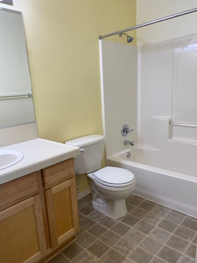 Building Photo - Fantastic Townhome close to Nike