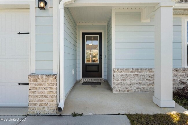 Building Photo - 3 Bed / 2 Bath Home – Modern Finishes & Convenient Location