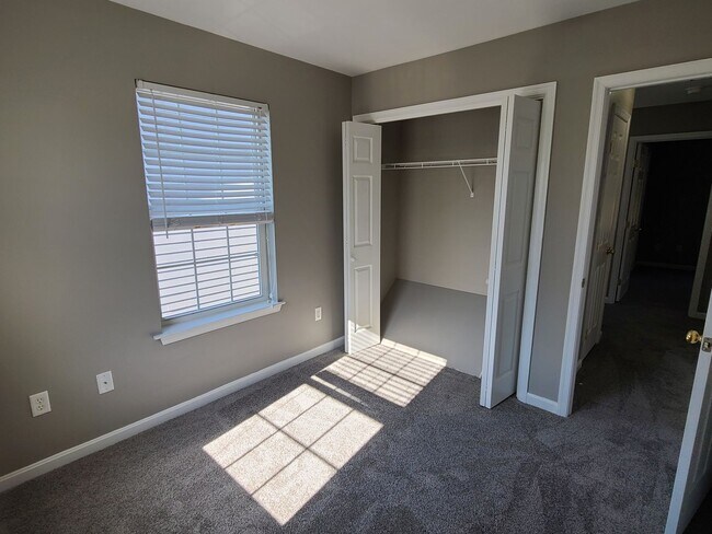 Building Photo - 3 bedroom,  2 1/2 bath town home in Waynesboro PA END UNIT