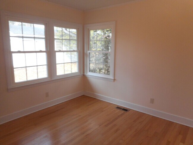 Building Photo - Beautiful 4 Bedroom 2 Bath Ranch Home on India Hook