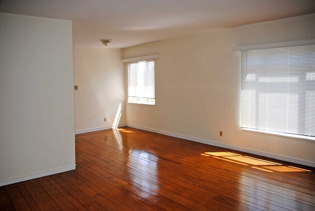 Spacious living room - 523 Athol Ave