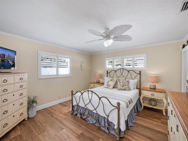 Building Photo - 2250 NE 35th St