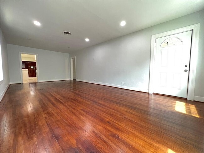 Building Photo - 2420 White Oak Dr