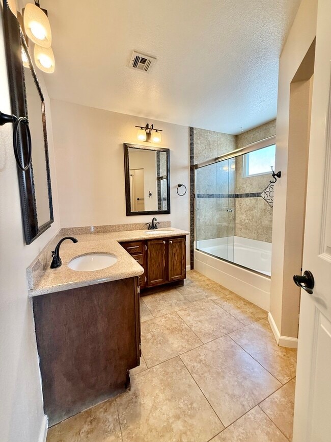 Building Photo - Fabulous 3-Bedroom with Pool!!