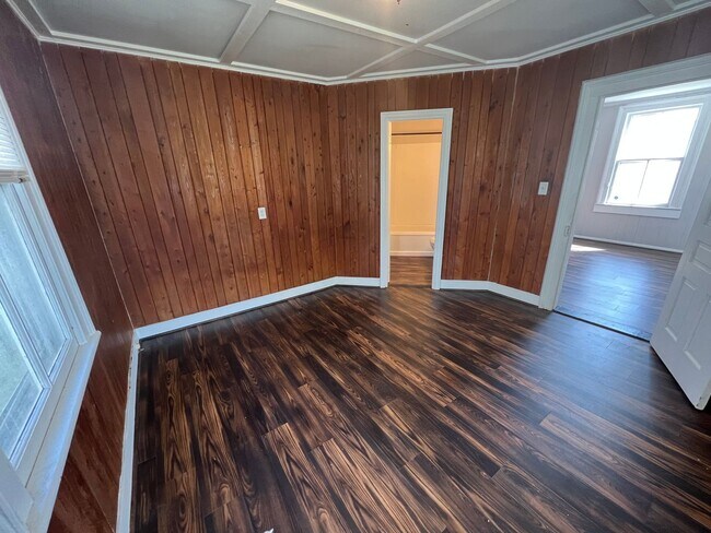 Building Photo - Remodeled 3 bedroom/ 2 bathroom home within minutes of downtown.