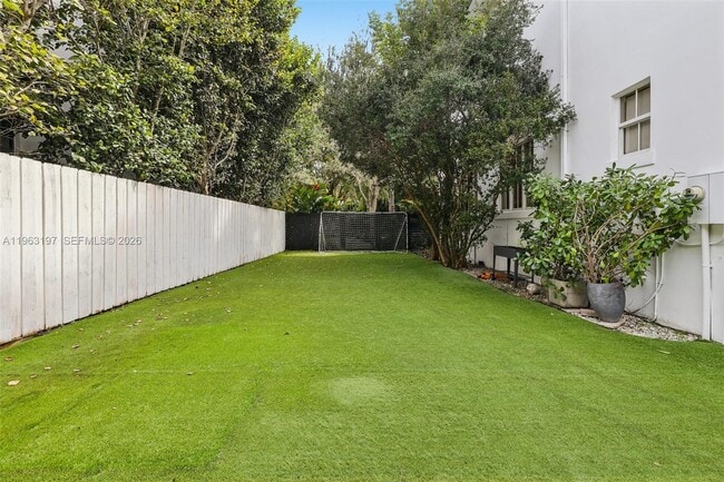 Building Photo - 7420 SW 54th Ct