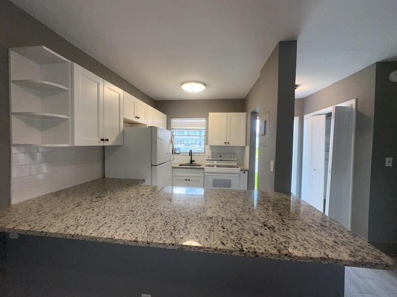 Building Photo - 1113 Lake Ter
