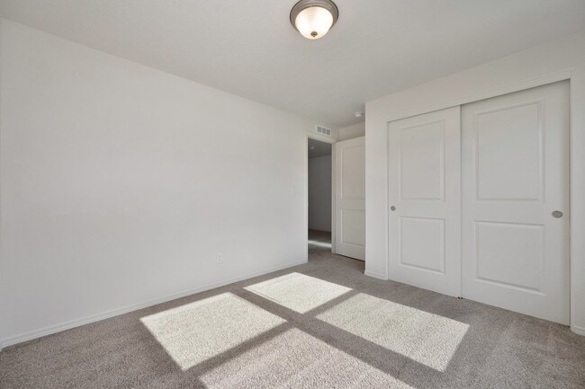 Building Photo - Bright 3-Bedroom Retreat with 2 Full Baths...