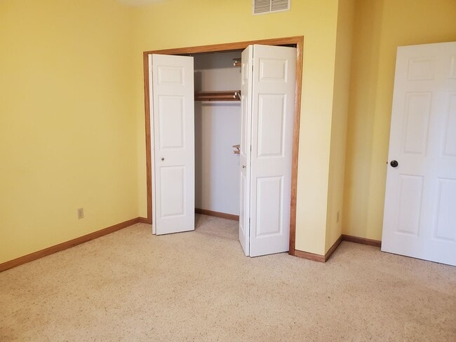 Building Photo - 3 bedroom 3 bath, 2car gar, balcony deck a...
