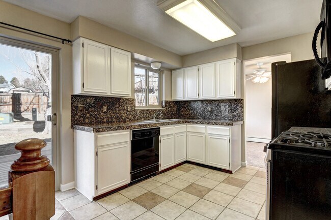 Building Photo - Charming Cul-De-Sac Home Near Downtown Castle Rock. Fantastic Fenced Backyard!