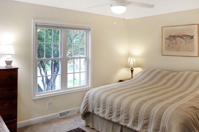 Building Photo - Furnished 2-bedroom / 1-bath