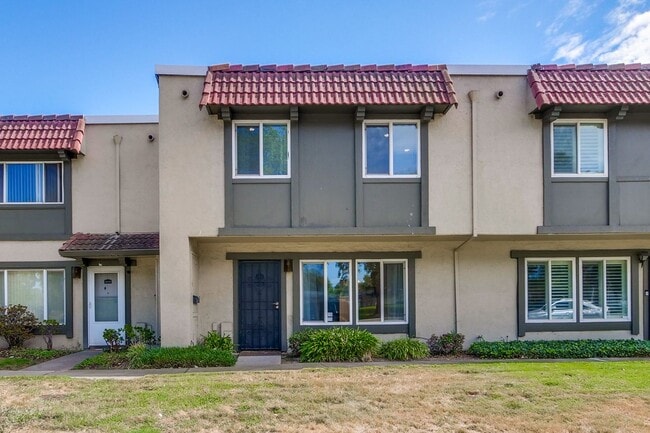 Building Photo - Beautiful 4 Bed 2.5 Bath Town Home in Fremont Northgate Area !