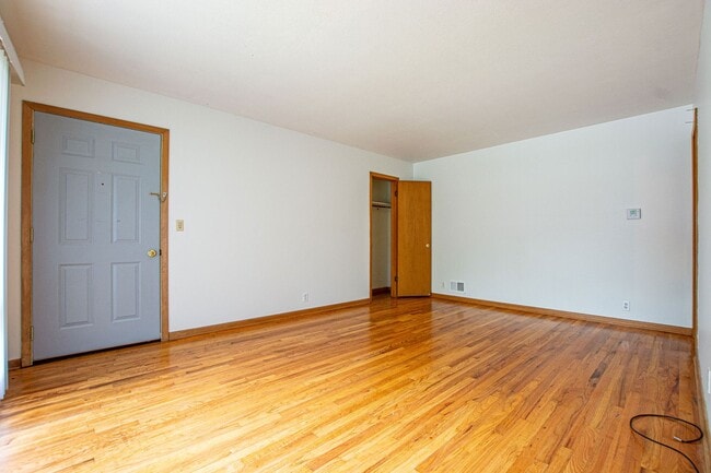 Building Photo - 2 Bedroom / 1 Bath Duplex with Private Basement and Washer/Dryer!
