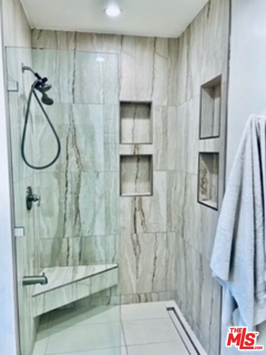 Building Photo - 1256 Devon Ave