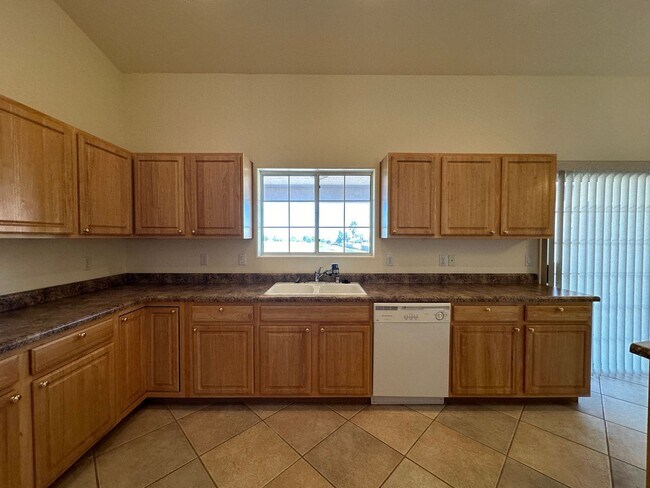 Building Photo - Beautiful 3 Bed / 2 Bath Home Backing to Cerbat Cliffs Golf Course!
