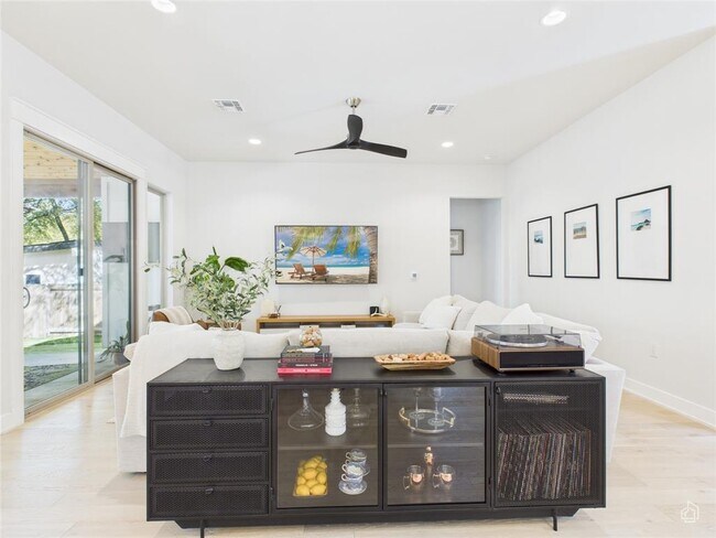 Building Photo - 3002 Sunridge Dr