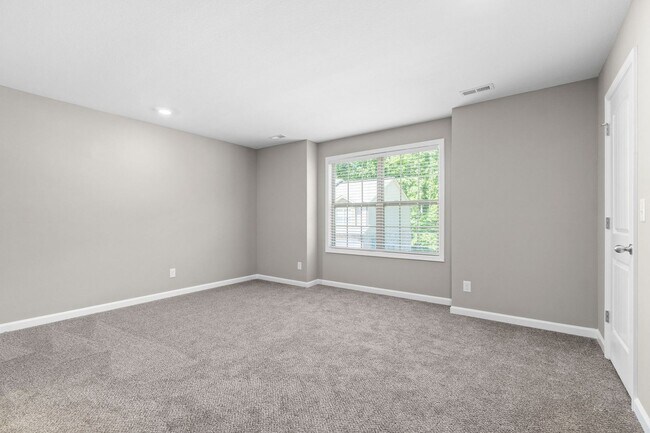 Building Photo - Two Bedroom with Garage on Exit 11!