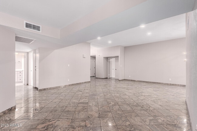 Building Photo - 16220 N 40th Ln