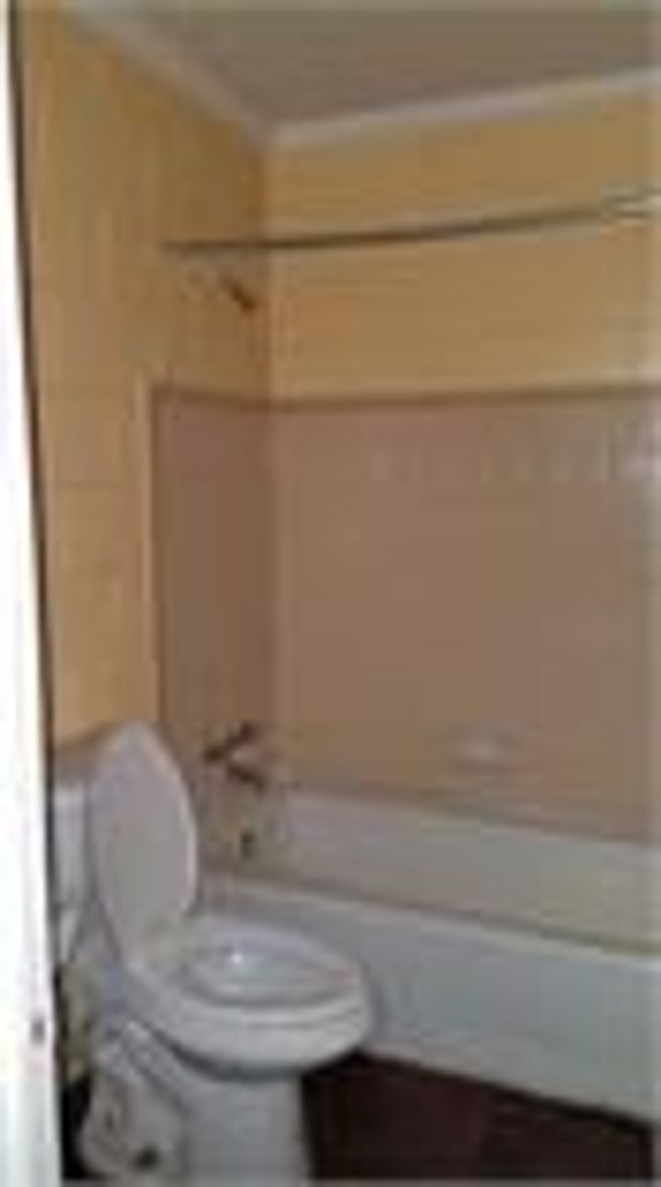 Building Photo - 2 BDRM 1 BATH