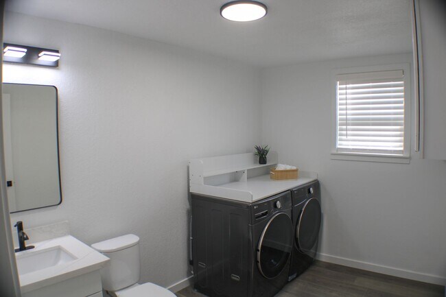Building Photo - Amazing Everett/Mukilteo Tri-Level Home