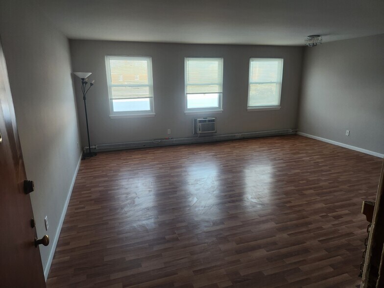 Living/dining room - 13797 Cedar Rd