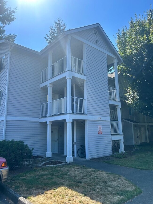 Building Photo - 2713 W Maplewood Condo