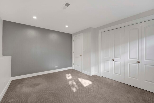 Building Photo - 2627 N Ridge Ave