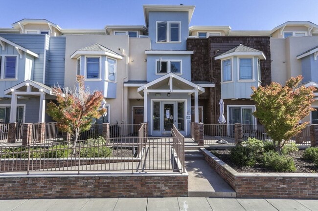 Building Photo - Open and Bright 2 bed/ 1.5 bath town-home ...