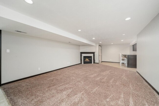 Building Photo - 2412 S Sheffield Cir