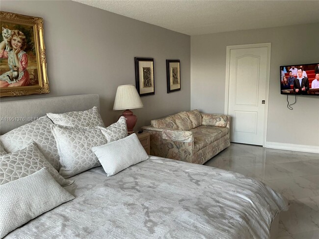 Building Photo - 400 Leslie Dr