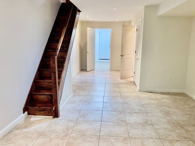 Building Photo - Marconi Plaza 3bd/2bth w/ Parking on Uniqu...