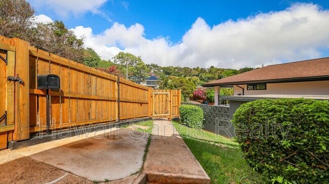 Building Photo - 4566 Sierra Dr