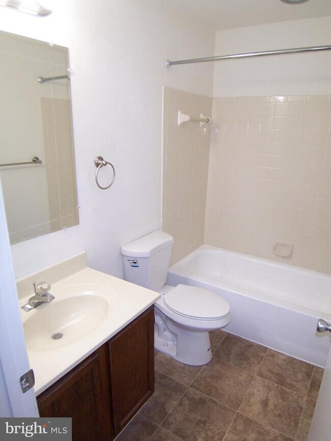 Building Photo - 313 Fullerton Pl
