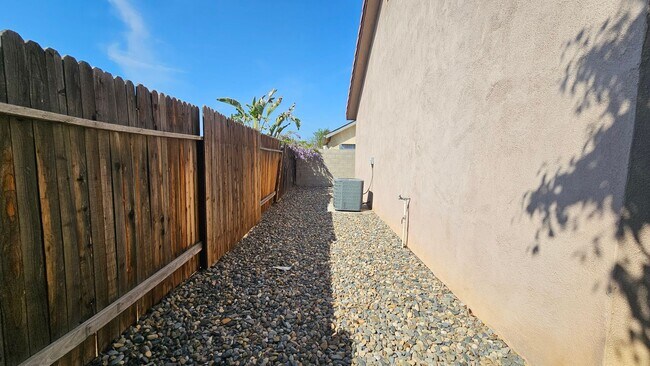 Building Photo - Luxurious Home in North Bakersfield 3 BD 3 BA