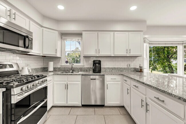 Building Photo - 10855 Lockwood Dr