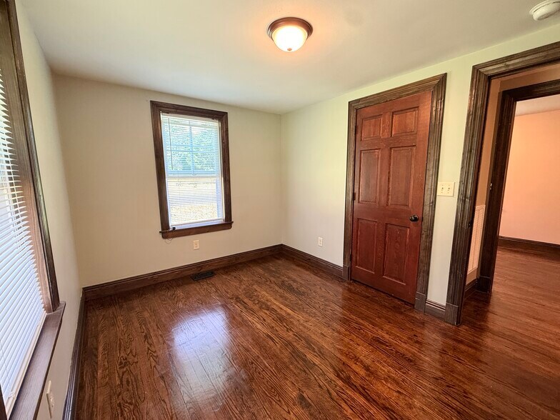 Building Photo - 1302 Hotwater Rd