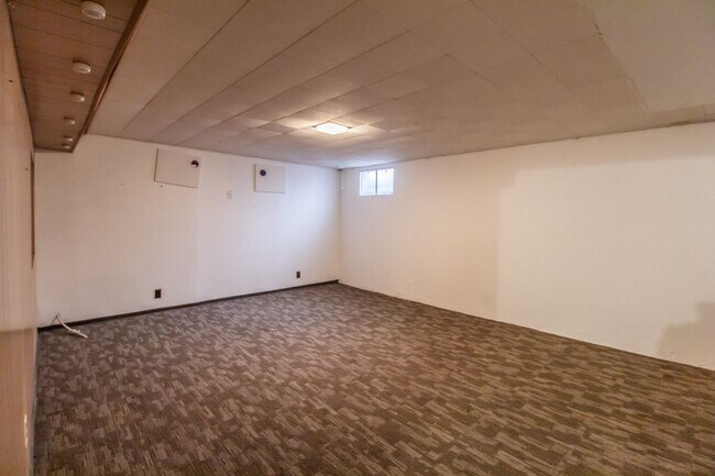 Building Photo - Lovely Large 3 Bedroom 1 1/2  Bath Ranch Style Home